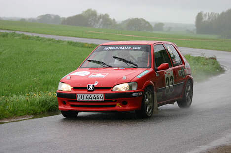 Kasper Nyman Andersen i fuld fart i den lille røde Peugeot 106, som har bragt teamet til tops i mange rallyes.